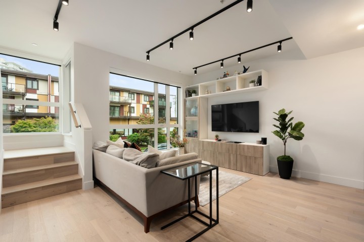 Photo 9 at 3984 Dumfries Street, Knight, Vancouver East