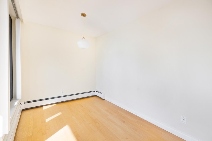 Photo 12 at 703 - 1737 Duchess Avenue, Ambleside, West Vancouver