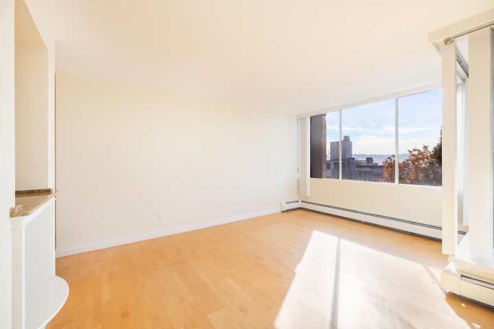 Photo 3 at 703 - 1737 Duchess Avenue, Ambleside, West Vancouver