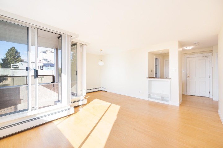 Photo 5 at 703 - 1737 Duchess Avenue, Ambleside, West Vancouver