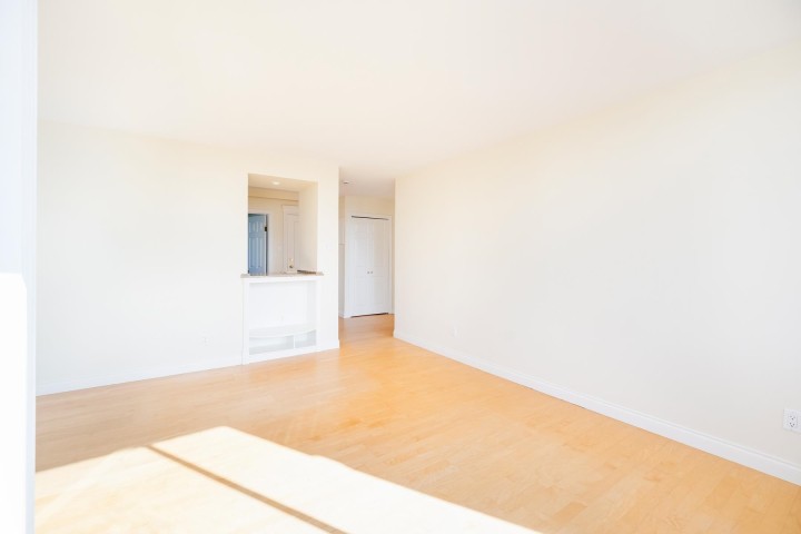 Photo 10 at 703 - 1737 Duchess Avenue, Ambleside, West Vancouver