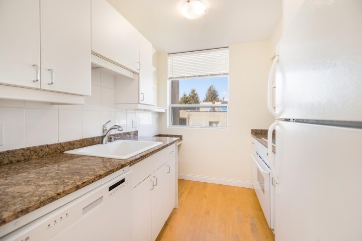 Photo 14 at 703 - 1737 Duchess Avenue, Ambleside, West Vancouver