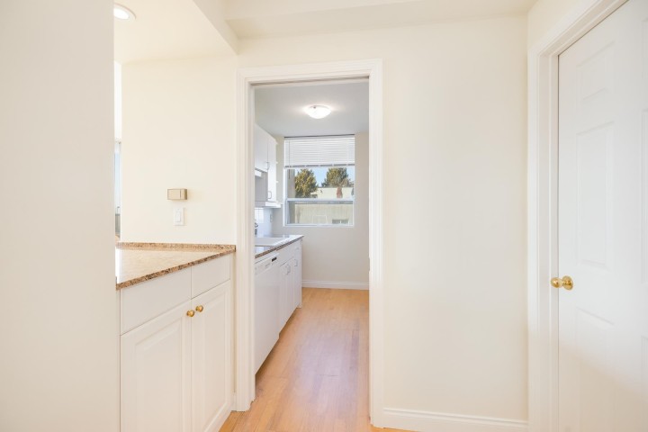 Photo 15 at 703 - 1737 Duchess Avenue, Ambleside, West Vancouver