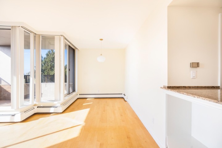 Photo 8 at 703 - 1737 Duchess Avenue, Ambleside, West Vancouver