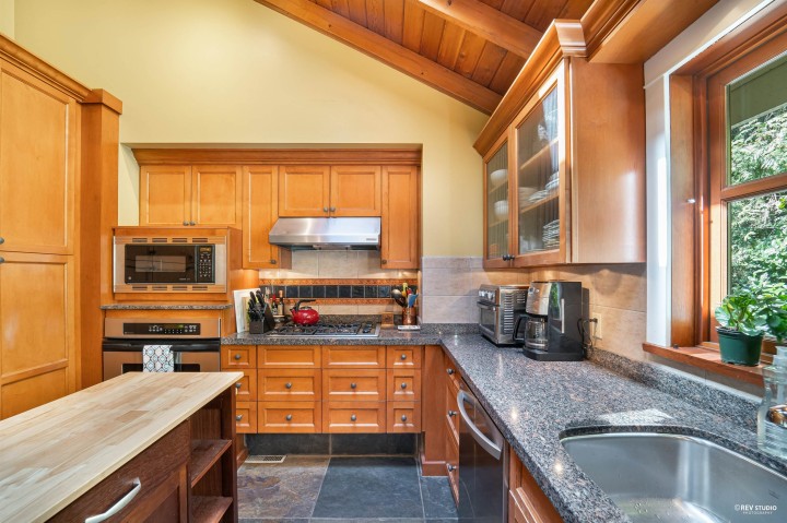 Photo 10 at 2261 Gisby Street, Altamont, West Vancouver