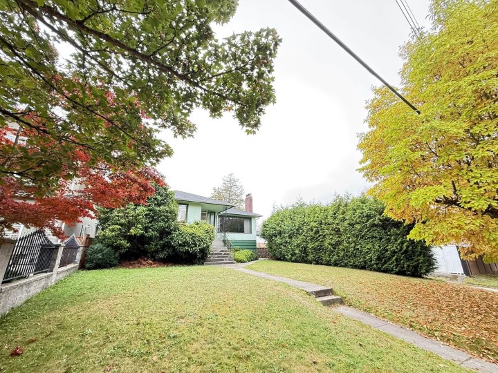 Photo 2 at 928 E 31st Avenue, Fraser VE, Vancouver East
