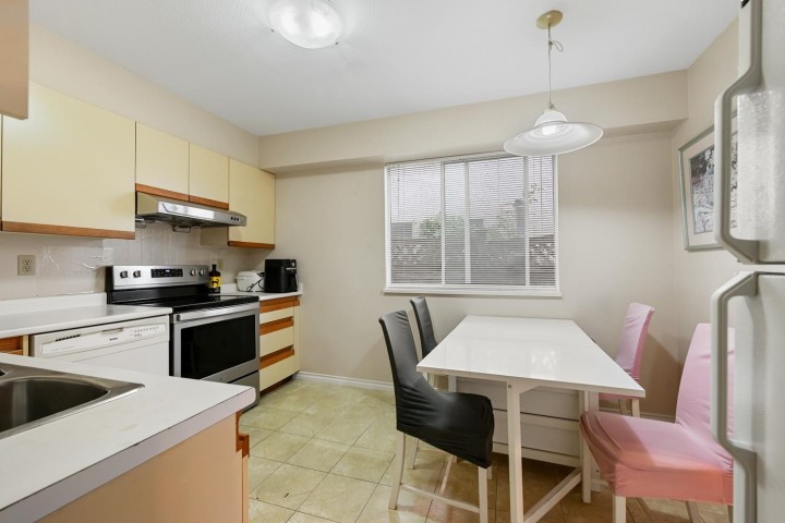 Photo 5 at 819 W 70th Avenue, Marpole, Vancouver West