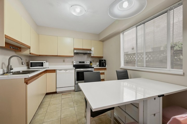 Photo 4 at 819 W 70th Avenue, Marpole, Vancouver West