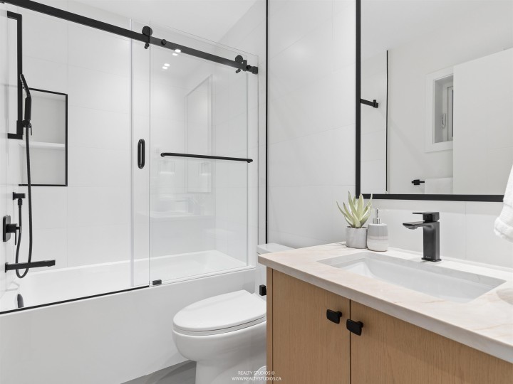 Photo 17 at 2 - 2541 E 2nd Avenue, Renfrew VE, Vancouver East
