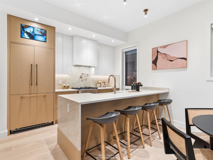 Photo 1 at 2 - 2541 E 2nd Avenue, Renfrew VE, Vancouver East