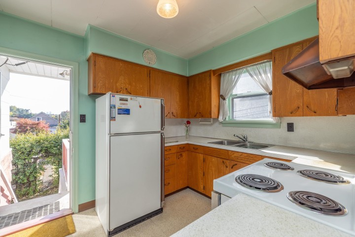 Photo 13 at 3368 Parker Street, Renfrew VE, Vancouver East