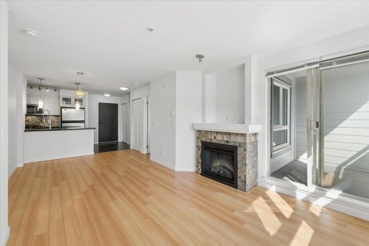 Photo 2 at 218 - 405 Skeena Street, Renfrew VE, Vancouver East