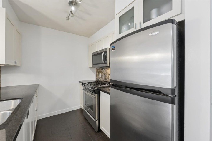 Photo 10 at 218 - 405 Skeena Street, Renfrew VE, Vancouver East