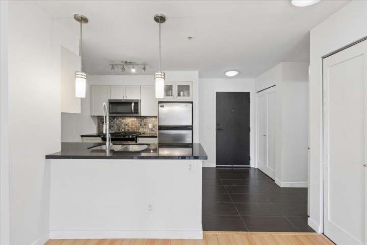 Photo 8 at 218 - 405 Skeena Street, Renfrew VE, Vancouver East