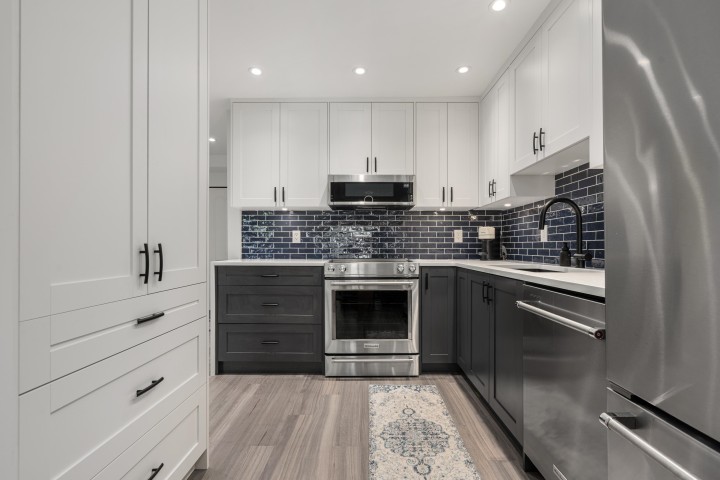 Photo 5 at 825 W 15th Avenue, Fairview VW, Vancouver West