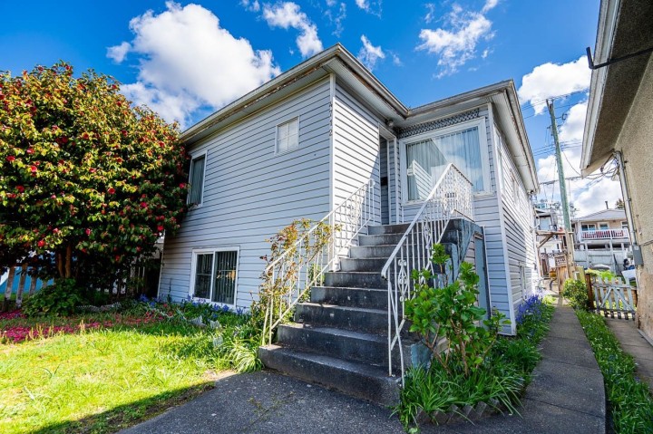 Photo 4 at 4712 Victoria Drive, Victoria VE, Vancouver East