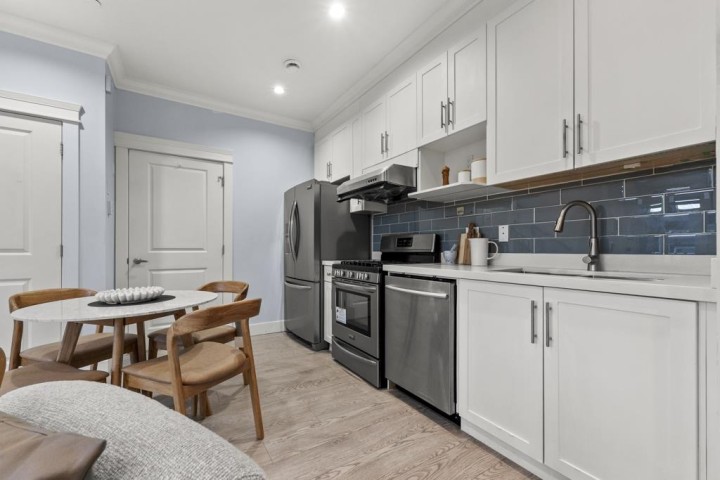 Photo 2 at 2216 Mannering Avenue, Victoria VE, Vancouver East