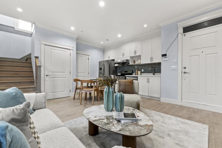 Photo 3 at 2216 Mannering Avenue, Victoria VE, Vancouver East