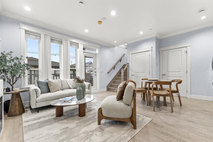 Photo 1 at 2216 Mannering Avenue, Victoria VE, Vancouver East