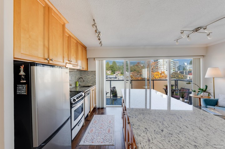 Photo 12 at 403 - 1845 Bellevue Avenue, Ambleside, West Vancouver