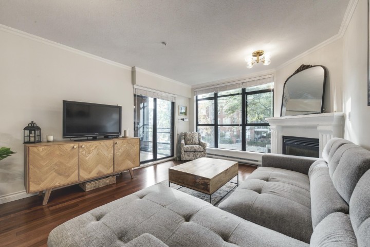 Photo 2 at 210 - 2181 W 10th Avenue, Kitsilano, Vancouver West