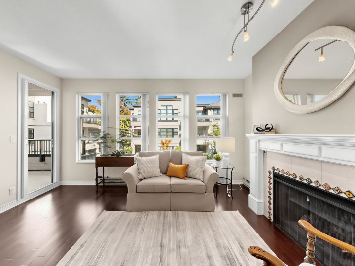 Photo 3 at 221 - 3769 W 7th Avenue, Point Grey, Vancouver West