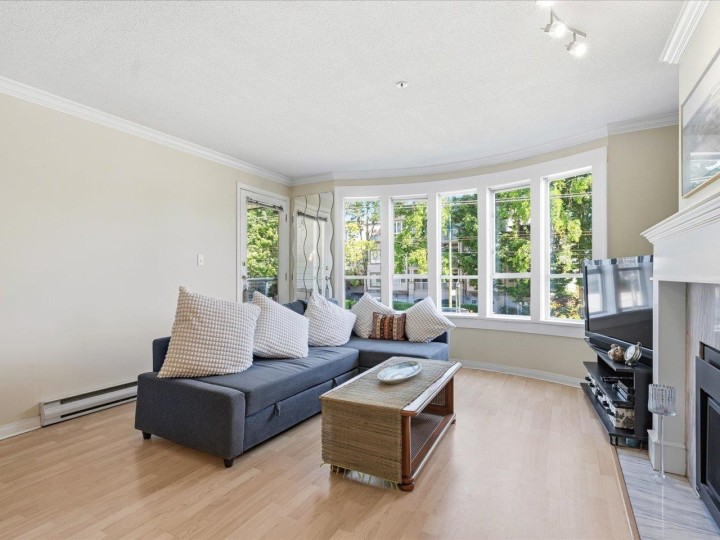 Photo 3 at 201 - 3220 W 4th Avenue, Kitsilano, Vancouver West