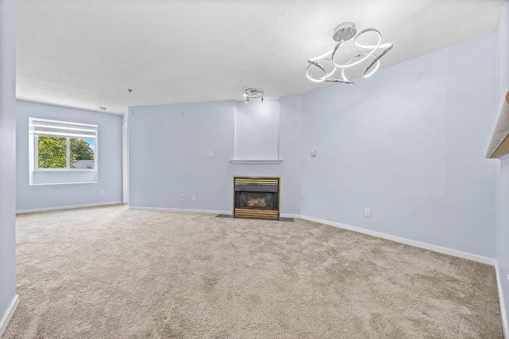 Photo 2 at 211 - 868 Kingsway, Fraser VE, Vancouver East