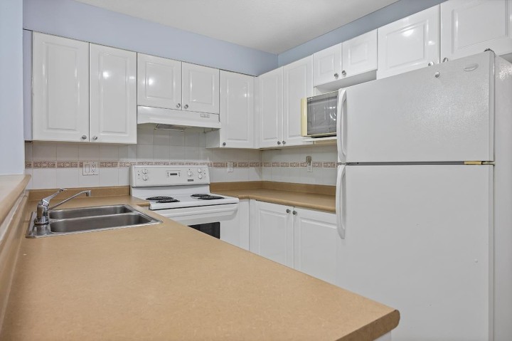 Photo 6 at 211 - 868 Kingsway, Fraser VE, Vancouver East