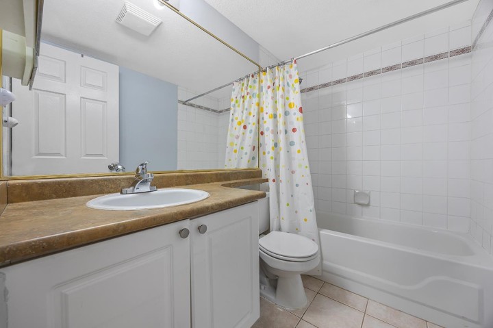 Photo 13 at 211 - 868 Kingsway, Fraser VE, Vancouver East