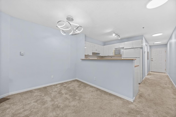 Photo 7 at 211 - 868 Kingsway, Fraser VE, Vancouver East