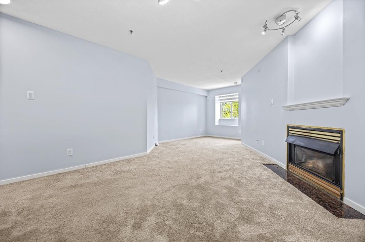 Photo 3 at 211 - 868 Kingsway, Fraser VE, Vancouver East