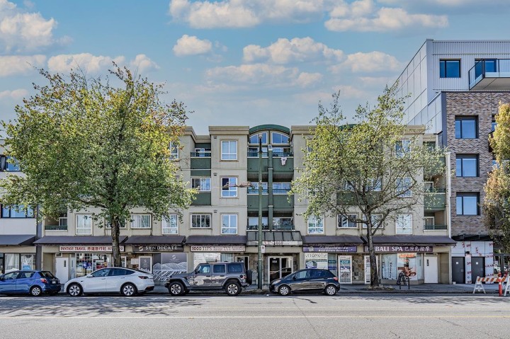 Photo 1 at 211 - 868 Kingsway, Fraser VE, Vancouver East