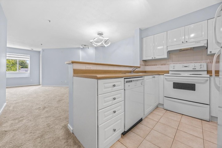 Photo 5 at 211 - 868 Kingsway, Fraser VE, Vancouver East