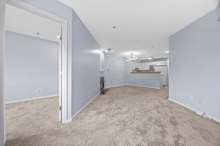 Photo 4 at 211 - 868 Kingsway, Fraser VE, Vancouver East