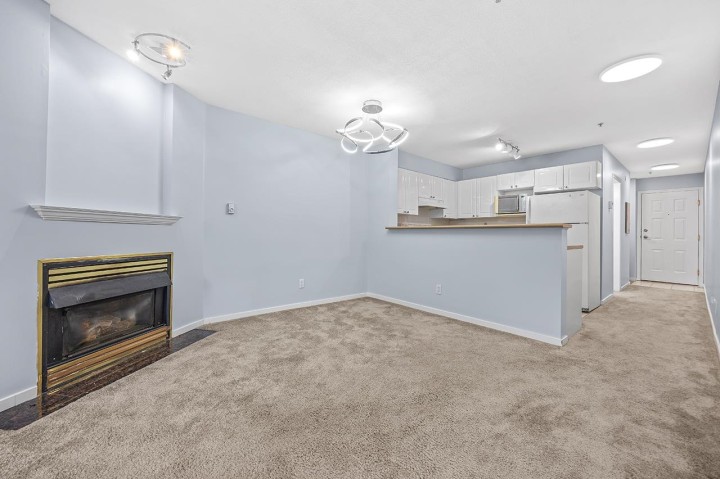 Photo 8 at 211 - 868 Kingsway, Fraser VE, Vancouver East