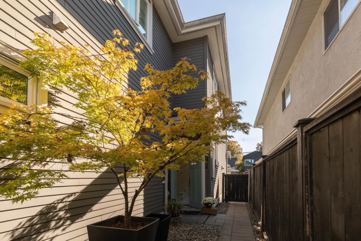 Photo 2 at 572 E 16th Avenue, Fraser VE, Vancouver East