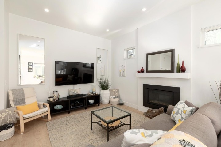 Photo 6 at 572 E 16th Avenue, Fraser VE, Vancouver East