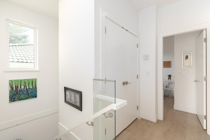 Photo 13 at 572 E 16th Avenue, Fraser VE, Vancouver East