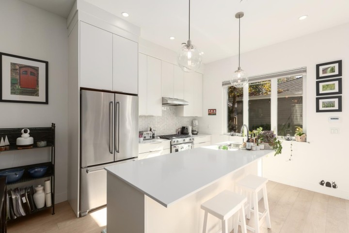 Photo 7 at 572 E 16th Avenue, Fraser VE, Vancouver East