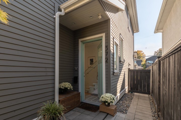 Photo 3 at 572 E 16th Avenue, Fraser VE, Vancouver East