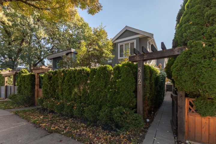 Photo 1 at 572 E 16th Avenue, Fraser VE, Vancouver East