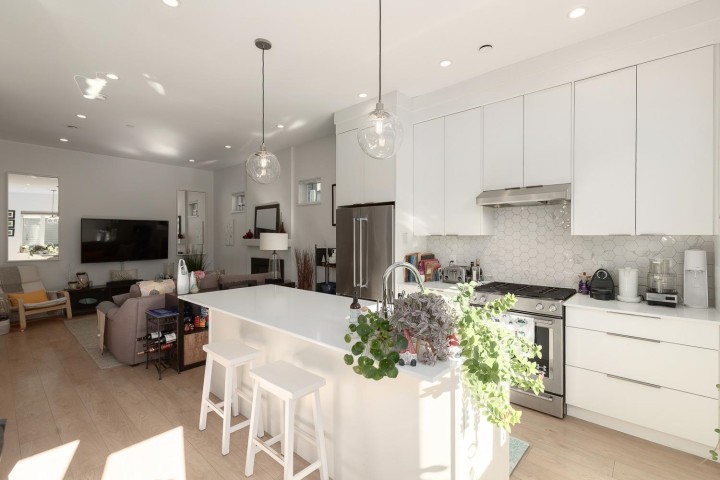 Photo 9 at 572 E 16th Avenue, Fraser VE, Vancouver East