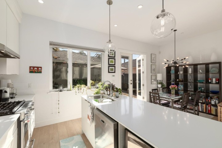 Photo 10 at 572 E 16th Avenue, Fraser VE, Vancouver East