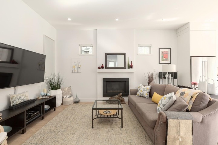 Photo 4 at 572 E 16th Avenue, Fraser VE, Vancouver East