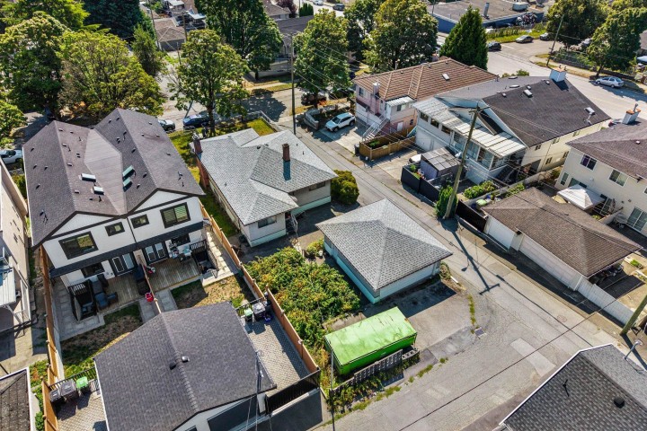Photo 2 at 715 E 63rd Avenue, South Vancouver, Vancouver East