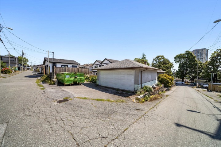 Photo 17 at 715 E 63rd Avenue, South Vancouver, Vancouver East