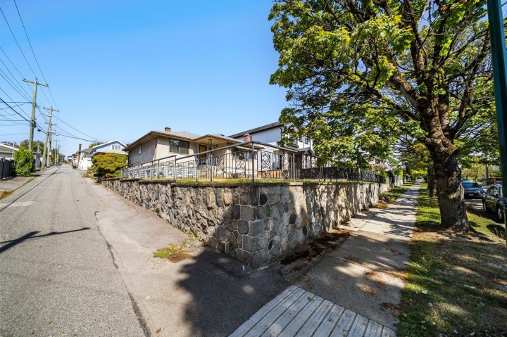 Photo 12 at 715 E 63rd Avenue, South Vancouver, Vancouver East
