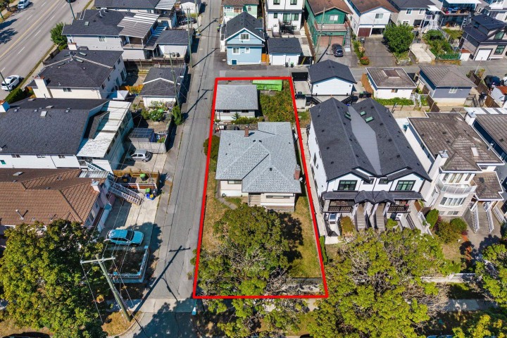 Photo 3 at 715 E 63rd Avenue, South Vancouver, Vancouver East