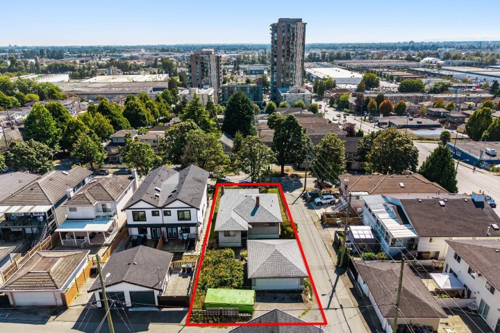 Photo 5 at 715 E 63rd Avenue, South Vancouver, Vancouver East